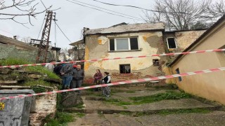 Sökede yağmurun yumuşattığı evin duvarı çöktü