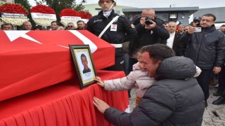 Son veda yürek yaktı: Küçük kız babasını tebessümle uğurladı