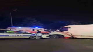 Sultanbeylide polis aracı ile otomobil çarpıştı: 3 yaralı