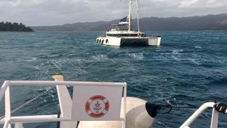 Sürüklenen Yelkenli Katamaran tekneyi Kıyı Emniyet ekipleri kurtardı