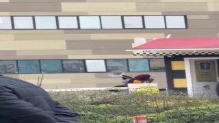 Taksi bulamayınca durağı böyle dağıttı, görenler şoka girdi
