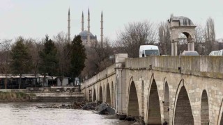Tarihi Meriç Köprüsü atıklara teslim oldu