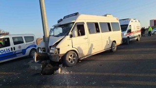 Tarım işçilerini taşıyan minibüs direğe çarptı: 15 yaralı