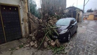 Tarsusta duvar çöktü, park halindeki araç zarar gördü
