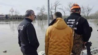 Taşkında mahsur kalan atlar için botlarla seferberlik