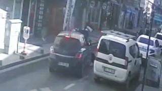 Tekirdağda ters yönden caddeye giren otomobille motosikletin çarpıştığı anlar kamerada