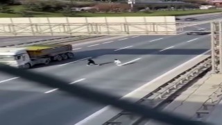 TEM Otoyolunda çocukların tehlikeli yolculuğu kamerada