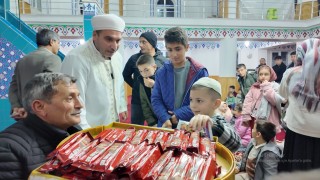 Teravihe gelen çocuklara imamdan ikramlar
