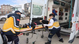 Ters yöne giren kamyonet, öğrenci servisine çarptı: 9 yaralı