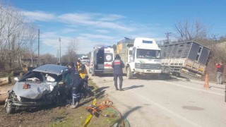Tır ile kafa kafaya çarpışan otomobilin sürücüsü hayatını kaybetti