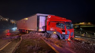 Tır refüje çıktı, 2 otomobil zarar gördü