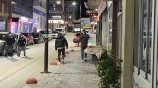 Tokatta fırtına ağacı devirdi, vatandaş saniyelerle kurtuldu