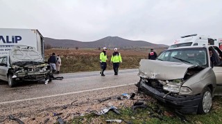 Tokatta iki otomobil kafa kafaya çarpıştı: 1i ağır 7 yaralı