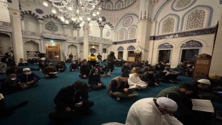 Tokyo Camiinde Ramazan ayının ilk teravih namazı kılındı