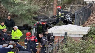 Trabzonda kamyonet site bahçesine düştü: 2 yaralı