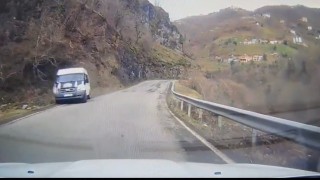 Trabzonda öğrenci servisi kazası kamerada