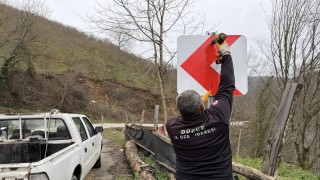Trafik güvenliği için levhalar yerleştiriliyor