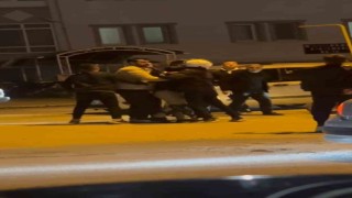 Trafikte tekmeli yumruklu kavga kamerada
