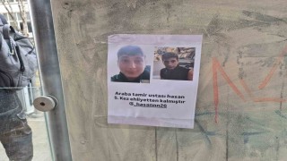 Tramvay durağına yapıştırılan ilginç kağıt dikkat çekti