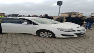 Tren hemzemin geçitte araca çarptı: 3 yaralı