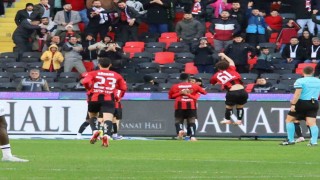 Trendyol Süper Lig: Gaziantep FK: 1 - Trabzonspor: 2 (İlk yarı)