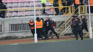 Tribünden atlayan Sakaryasporlu taraftarlar kelepçeyle sahadan çıkartıldı