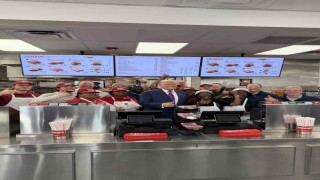 Trump, bir restoranı ziyaret ederek başkanlık uçağına götürmek için hamburger sipariş etti