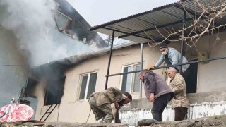 Tuncelideki ev yangını ekiplerin müdahalesi ile söndürüldü