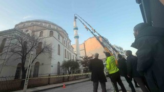 Turgutluda hasar gören cami minaresi vinçle düzeltildi