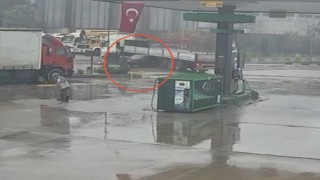 Turgutluda otomobil tırın altına ok gibi saplandı. O anlar kamerada