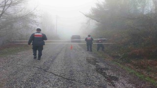 Türkelide heyelan nedeniyle köy yolu ulaşıma kapandı