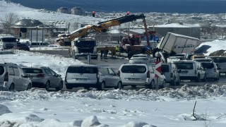 Tuşbada tır kazasında uzun araç kuyruğu oluştu