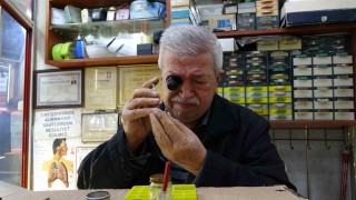 Üç metrekarelik dükkanda 60 yıldır zamana ince ayar veriyor