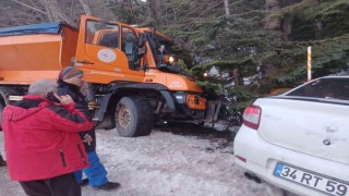 Uludağ yolunda kar küreme aracı otomobille çarpıştı: 2 yaralı