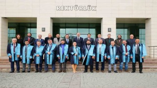 Üniversitede akademik yükselme sevinci