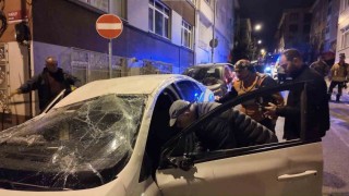 Üsküdarda kontrolden çıkan otomobil iki araca çarparak takla attı