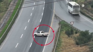 Uygulama noktasına girmemek için otoyolda geri geri giden sürücü dron kamerasına yakalandı