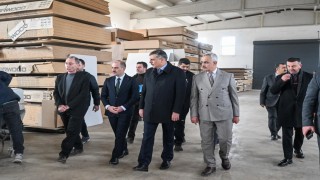 Vali Çiftçi Oltuda işletmeleri ziyaret etti
