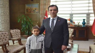 Vali Karakayadan kar altında İstiklal Marşı okuyan öğrenciye teşekkür