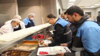 Vali Kızılkaya iftarda madencilerin sofrasında misafir oldu