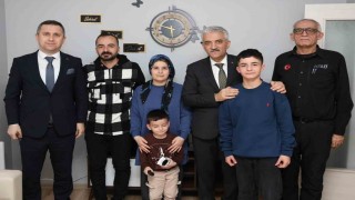 Vali Makas depremzede aile ile buluştu