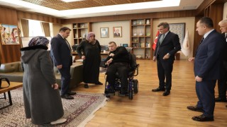 Vali Musa Işın, engelli vatandaş İsmet Öksüze yeni engelli aracını takdim etti