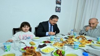 Vali Yılmaz, iftarda vatandaşın evine konuk oldu