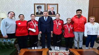 Vali Yılmaz, işitme engelli taekwondo sporcuları ile bir araya geldi