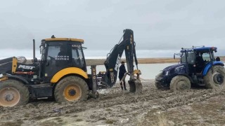 Van Gölü sahilinde çamura saplanan traktör kepçe ile kurtarıldı