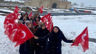 Van Kalesinde kadınlardan bayrak sevgisi yürüyüşü