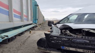 Vanda faciadan dönüldü: Tren ile okul servisi çarpıştı