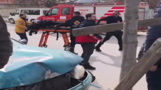 Vanda iki otomobil çarpıştı: 5 yaralı
