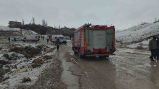 Vanda otomobil dereye uçtu: 3 yaralı