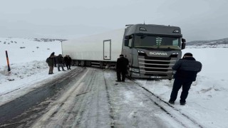 Vartoda kar nedeniyle kayan tır ulaşımı durdurdu